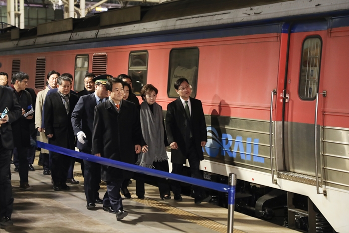 南北共同調査のため列車で出発する韓国調査団＝３０日、ソウル、国土交通部